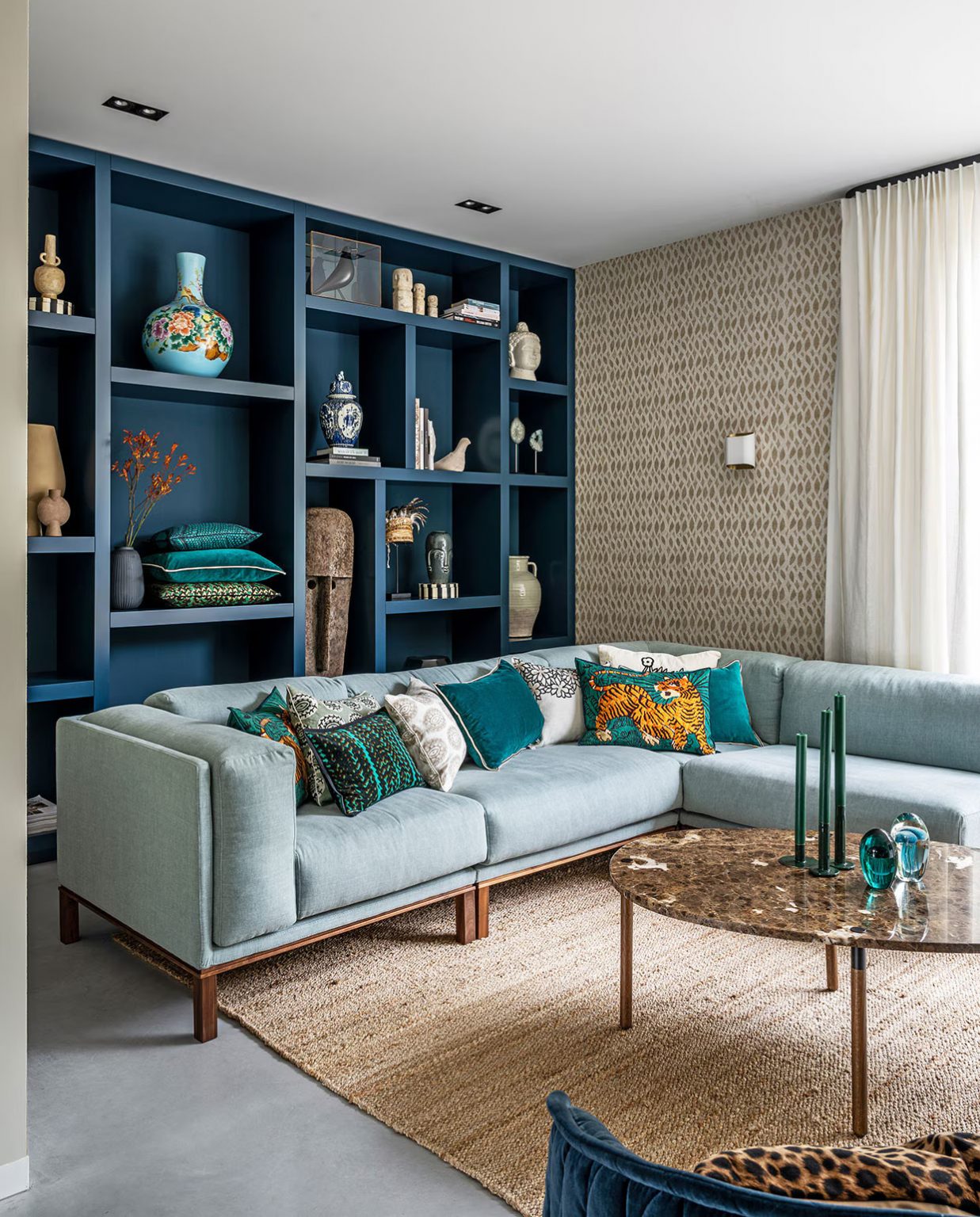 salon décoration contemporaine avec bibliothèque bleue