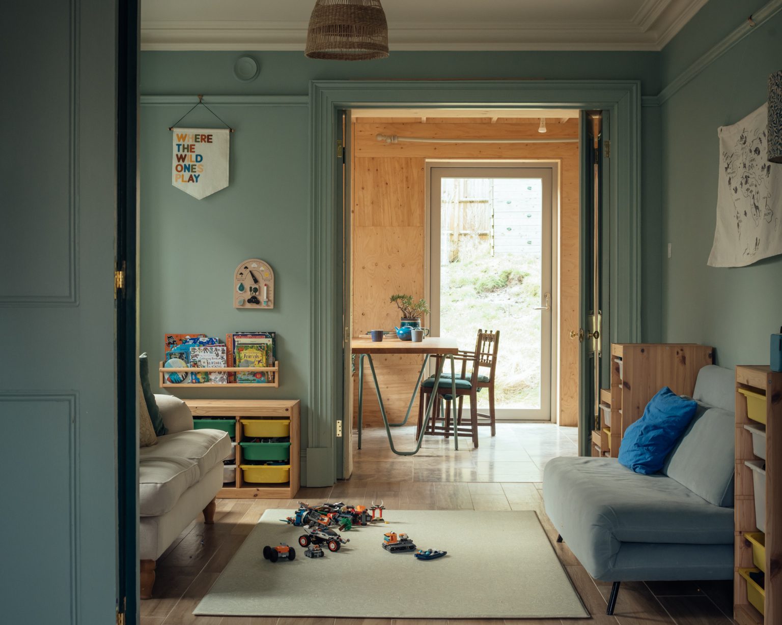 salon mur vert et bois décoration contemporaine