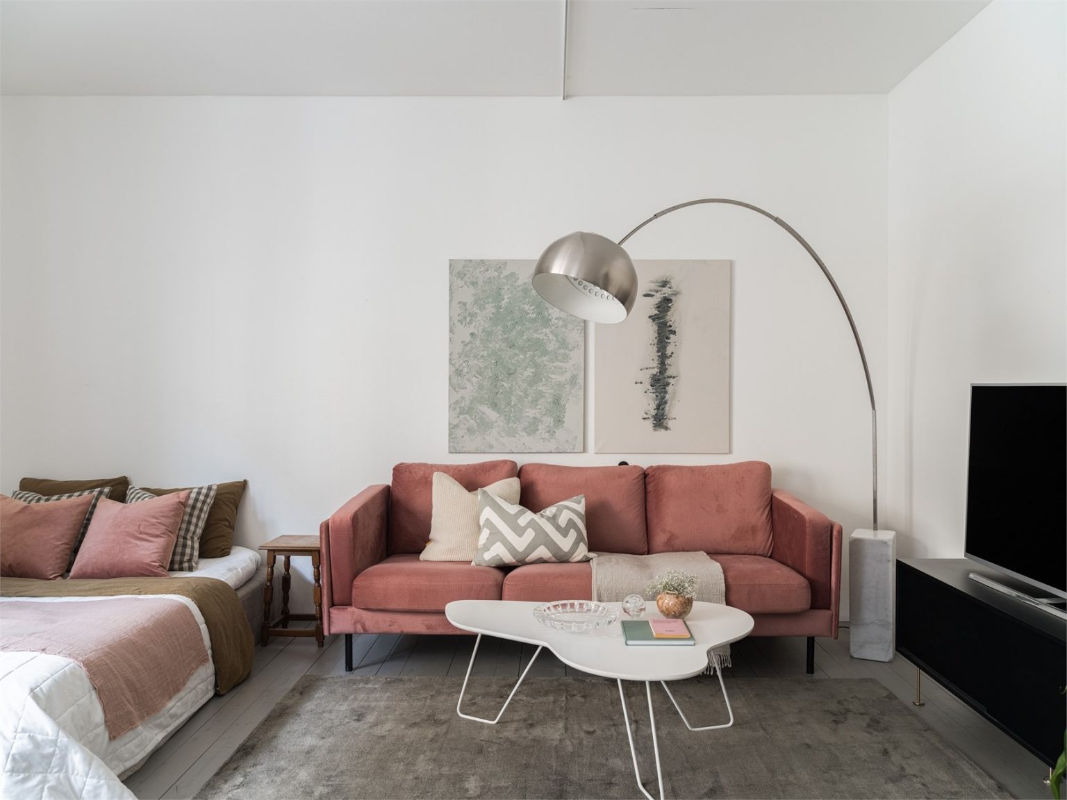 studio 35m2 avec canapé velours rose 