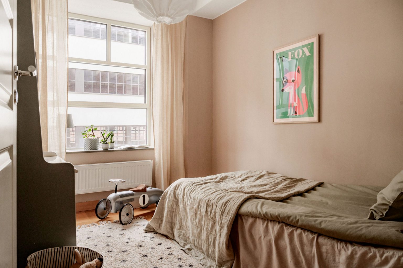 chambre murs rose décoration scandinave appartement rénové 