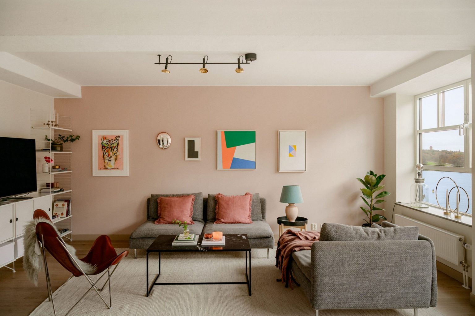 salon décoration colorée et scandinave mur rose appartement rénové 