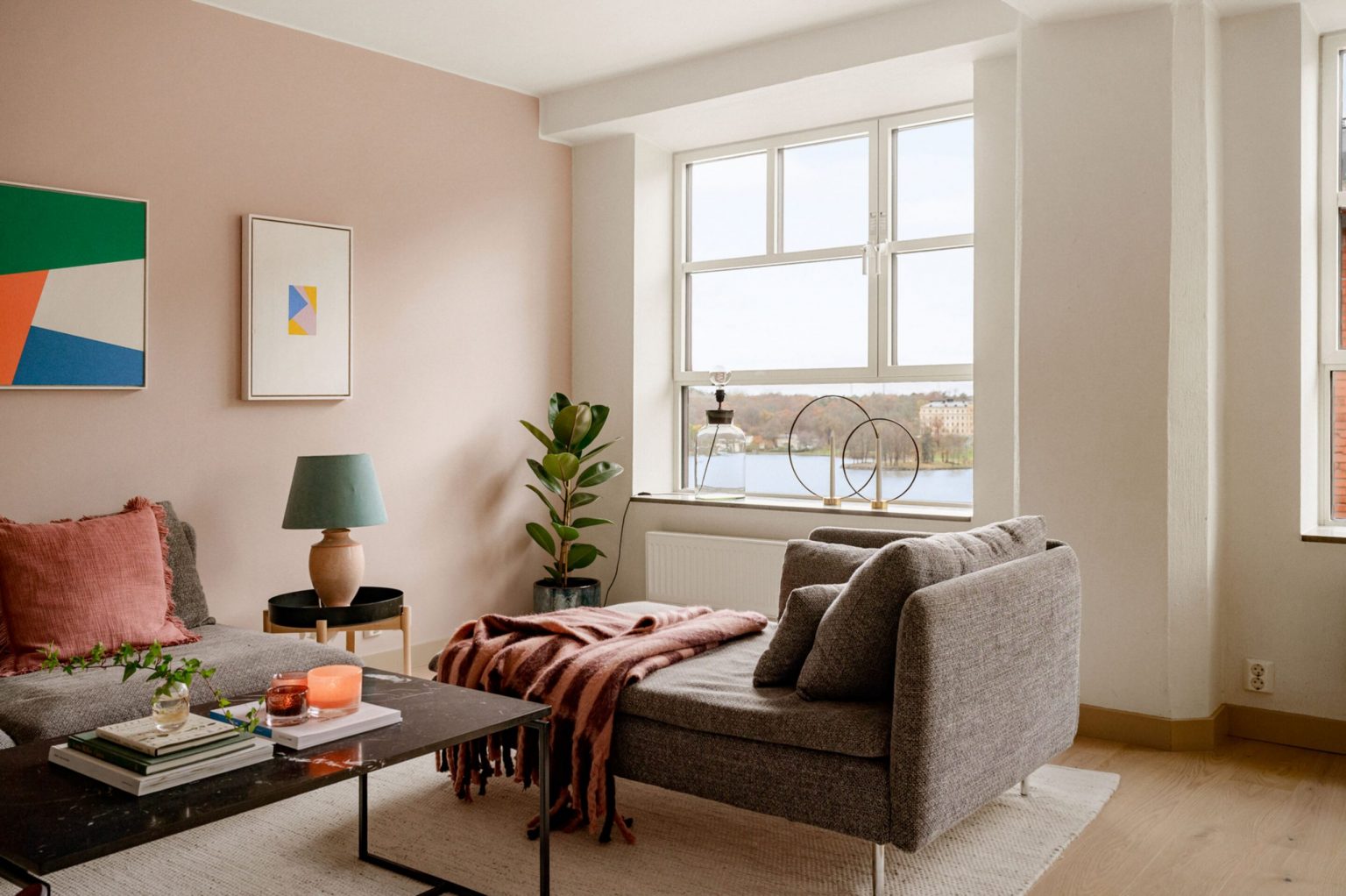 salon décoration colorée et scandinave mur rose appartement rénové 