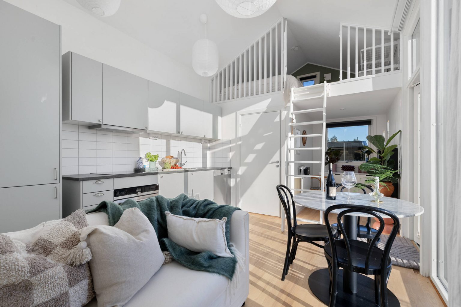 cuisine ouverte et salon avec mezzanine mini maison moderne en bois 22m2