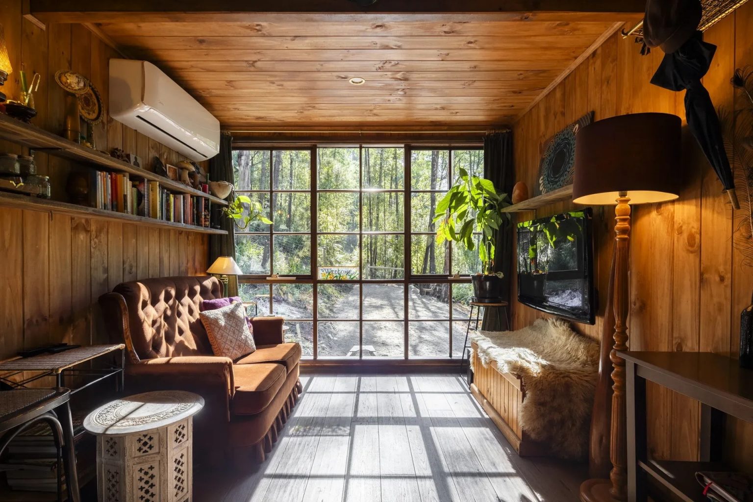 salon avec baie vitrée décoration vintage petite maison en bois massif 27m2