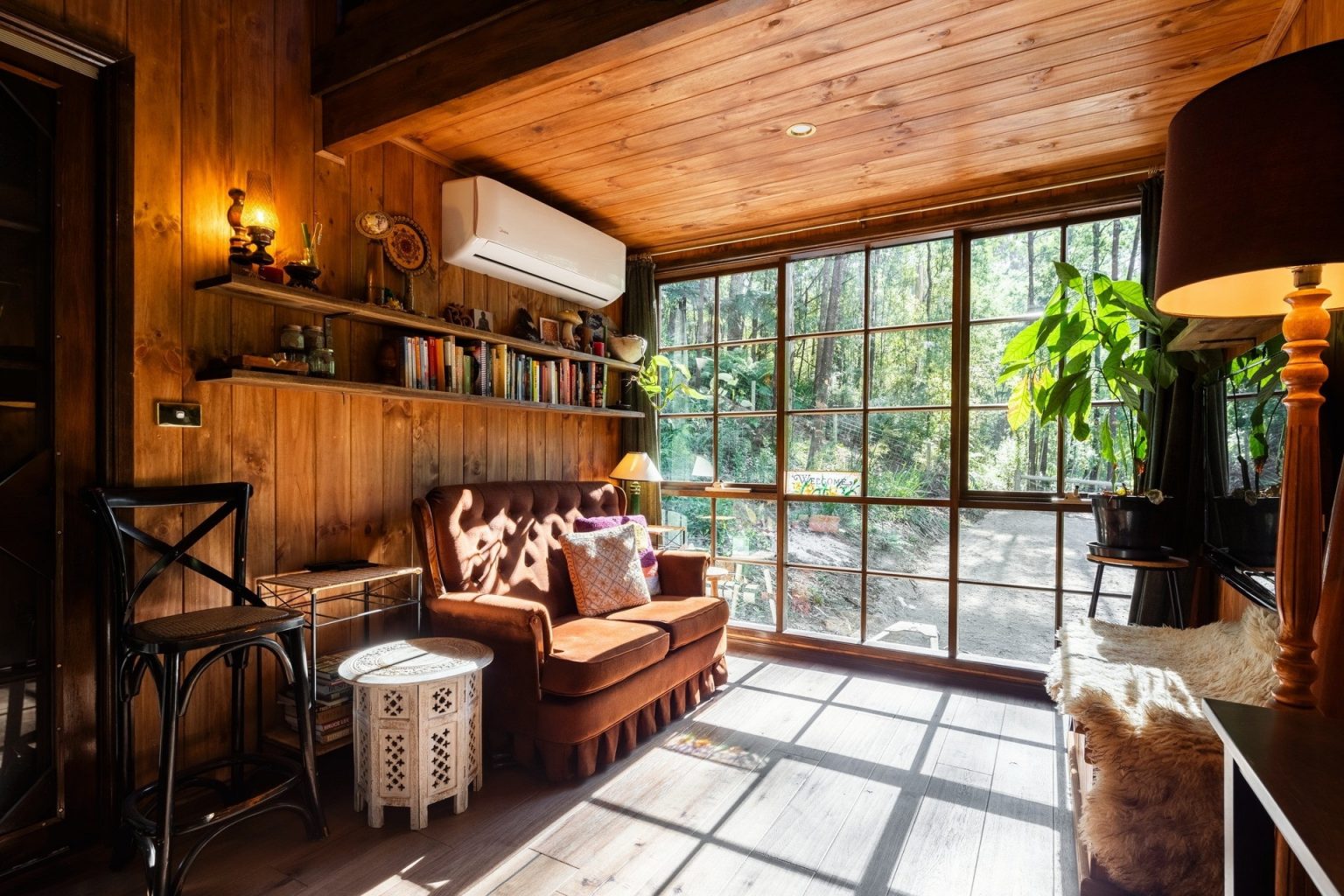 salon avec baie vitrée décoration vintage petite maison en bois massif 27m2