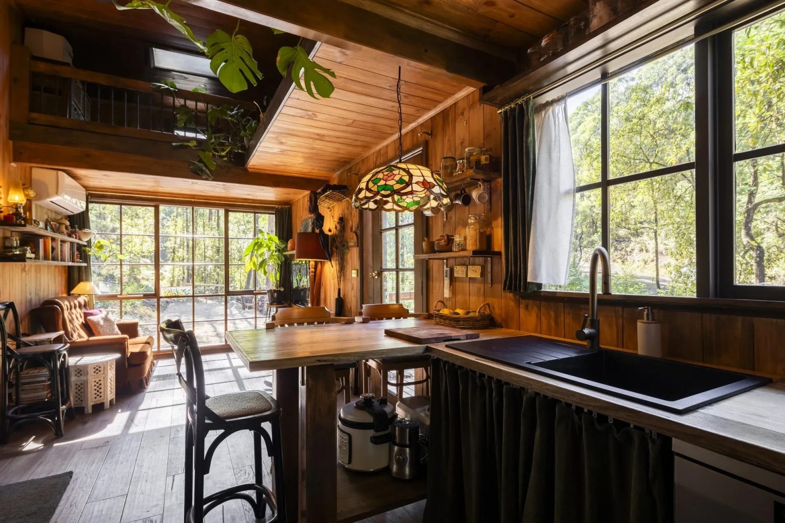 cuisine et salon avec baie vitrée décoration vintage petite maison en bois massif 27m2