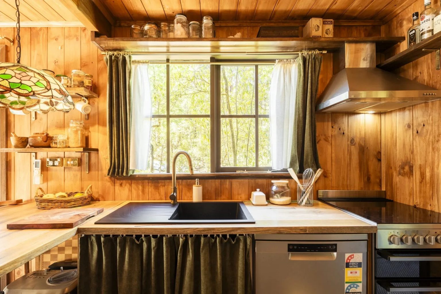 cuisine avec suspension Tiffany et baie vitrée décoration vintage petite maison en bois massif 27m2