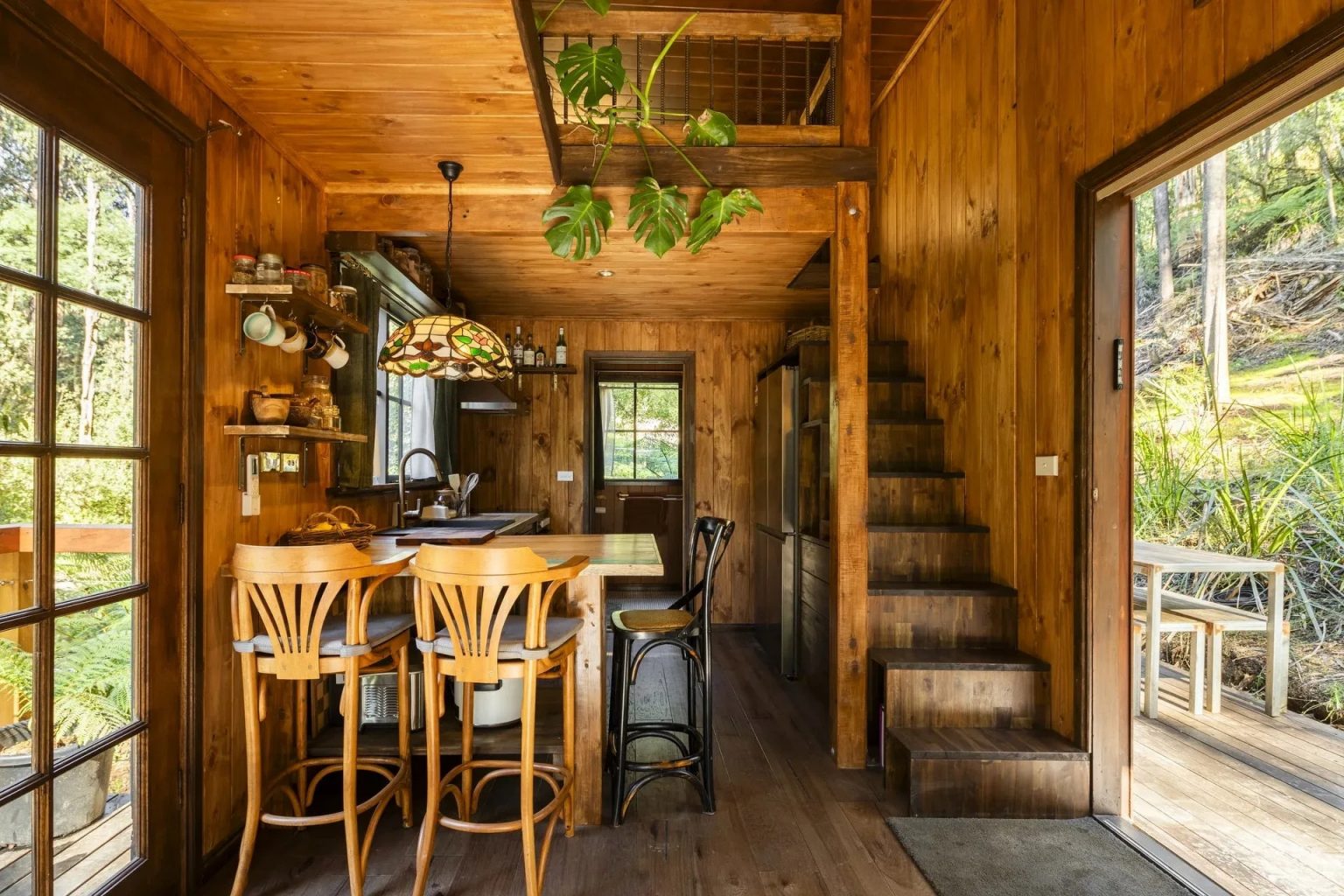 salon avec suspension Tiffany et escalier décoration vintage petite maison en bois massif 27m2