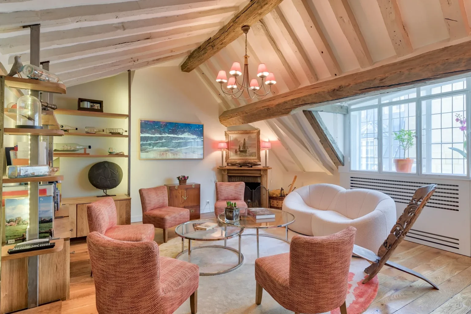 salon avec poutres appartement Paris sur l'île Saint Louis en triplex décoration contemporaine classique chic