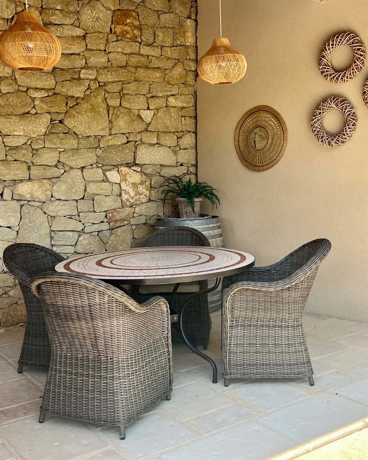 terrasse abritée maison provençale murs pierres