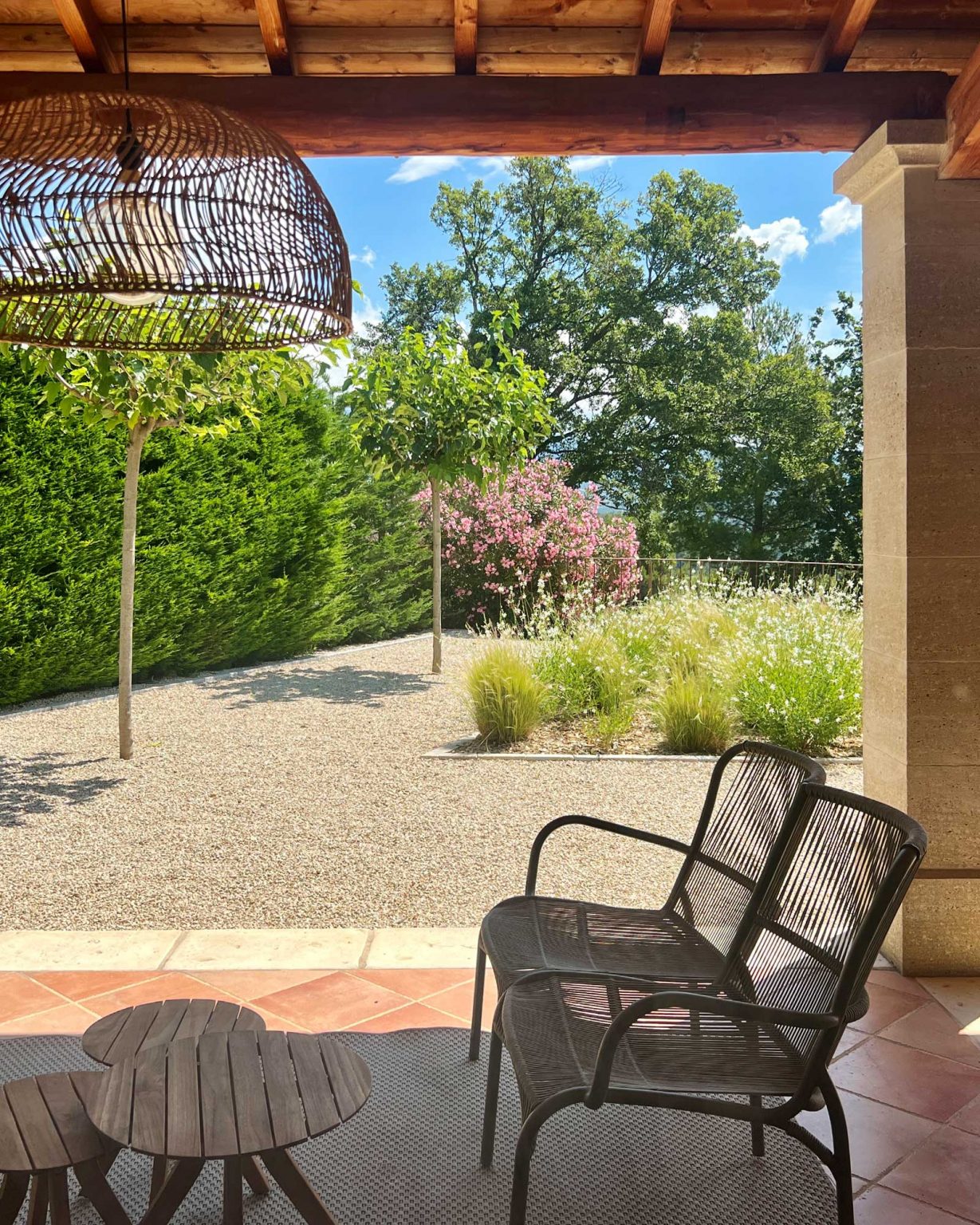 terrasse abritée avec poutres jardin gravillons