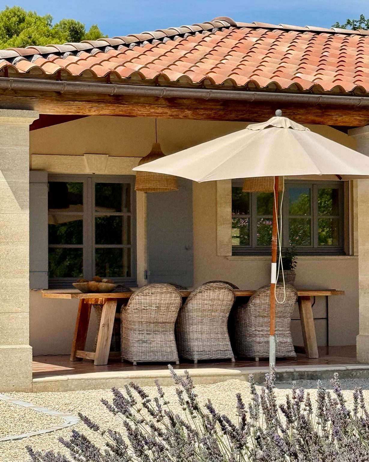 terrasse abritée maison provençale jardin gravillons
