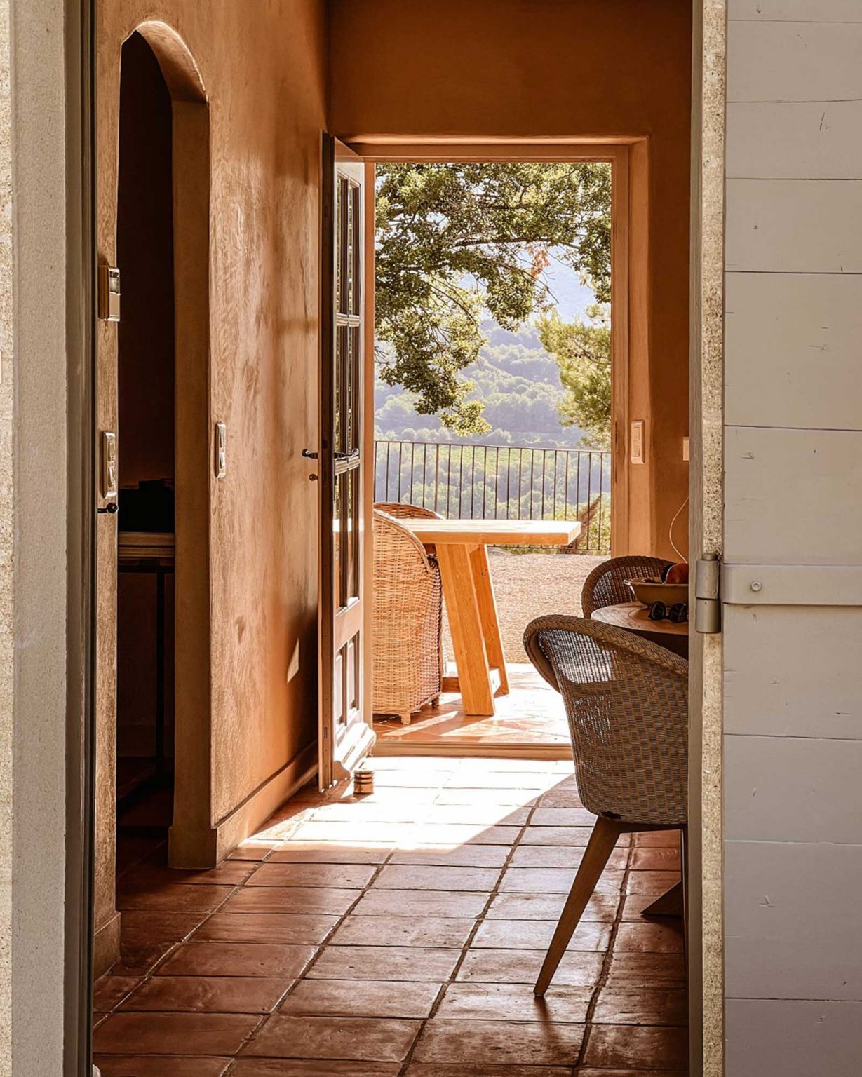 salle à manger sol terre cuite artisanale maison provençale