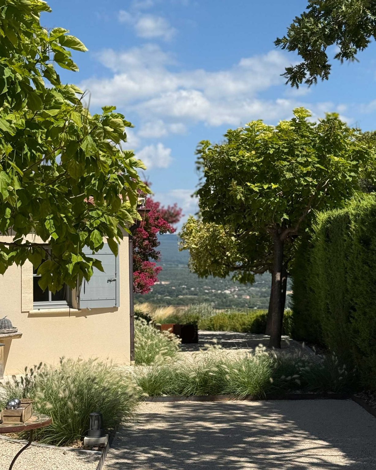 maison provençale jardin gravillons et plantes