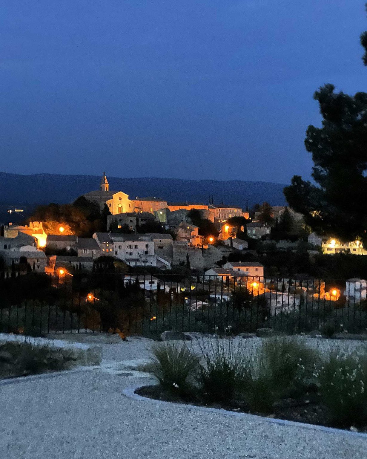 village éclairé la nuit Provence Mont Ventoux