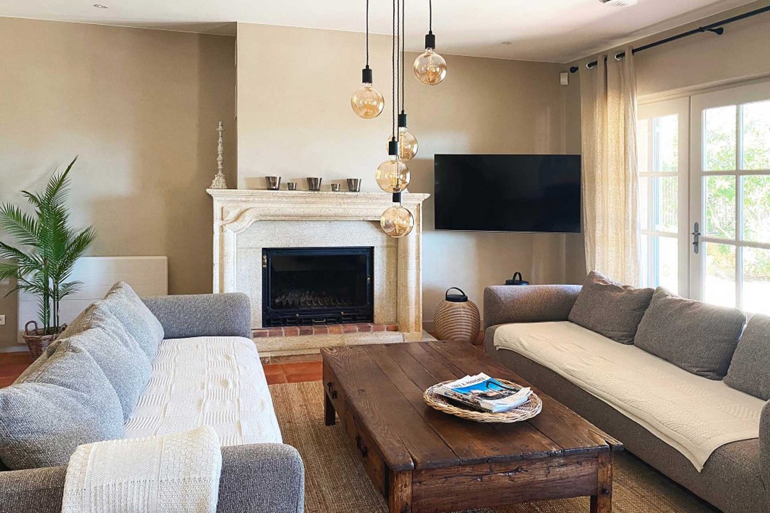 salon maison provençale avec cheminée décoration contemporaine