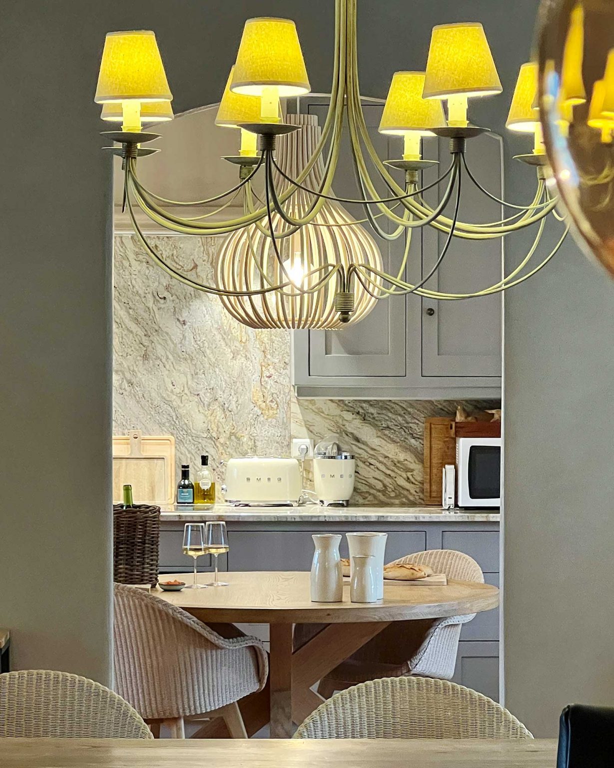 salle à manger et cuisine shaker grise maison provençale