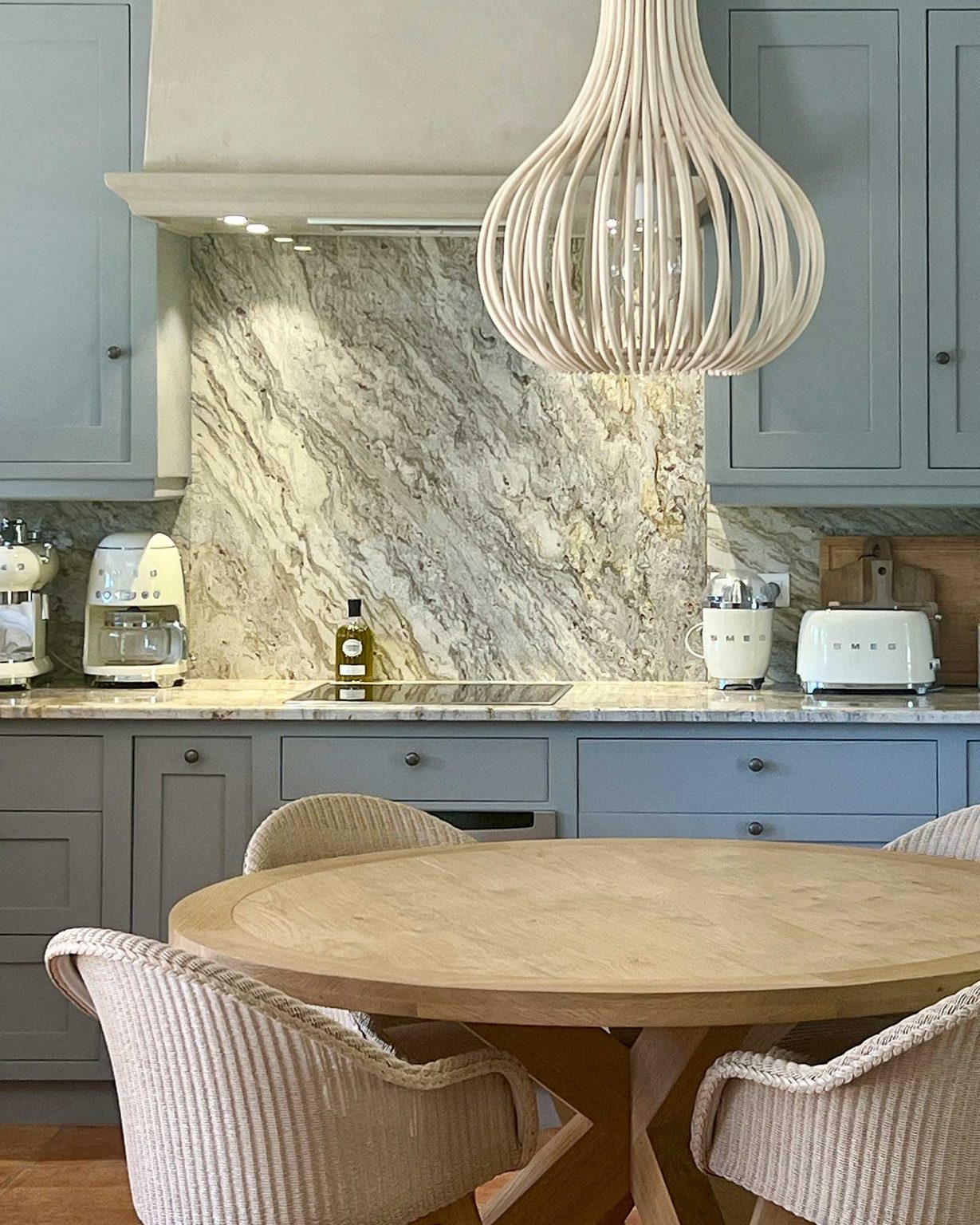 cuisine shaker grise et plan de travail marbre calacatta avec salle à manger maison provençale