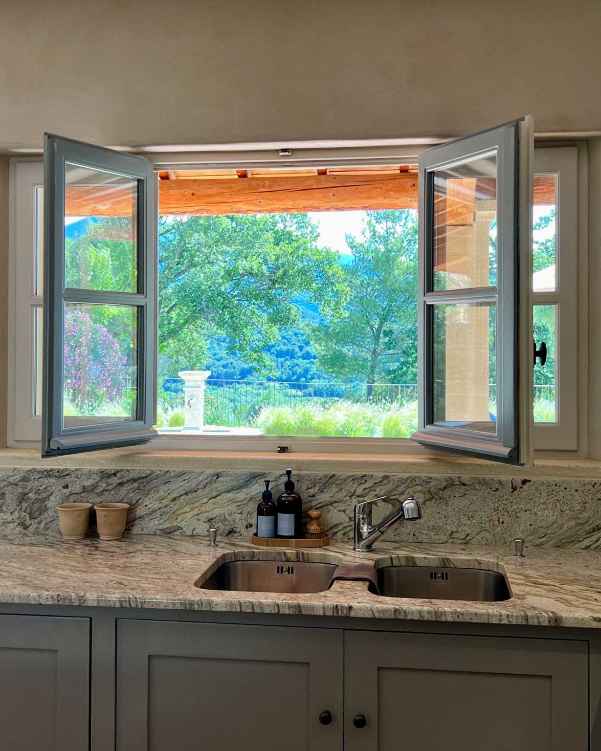 cuisine shaker grise et plan de travail marbre calacatta maison provençale