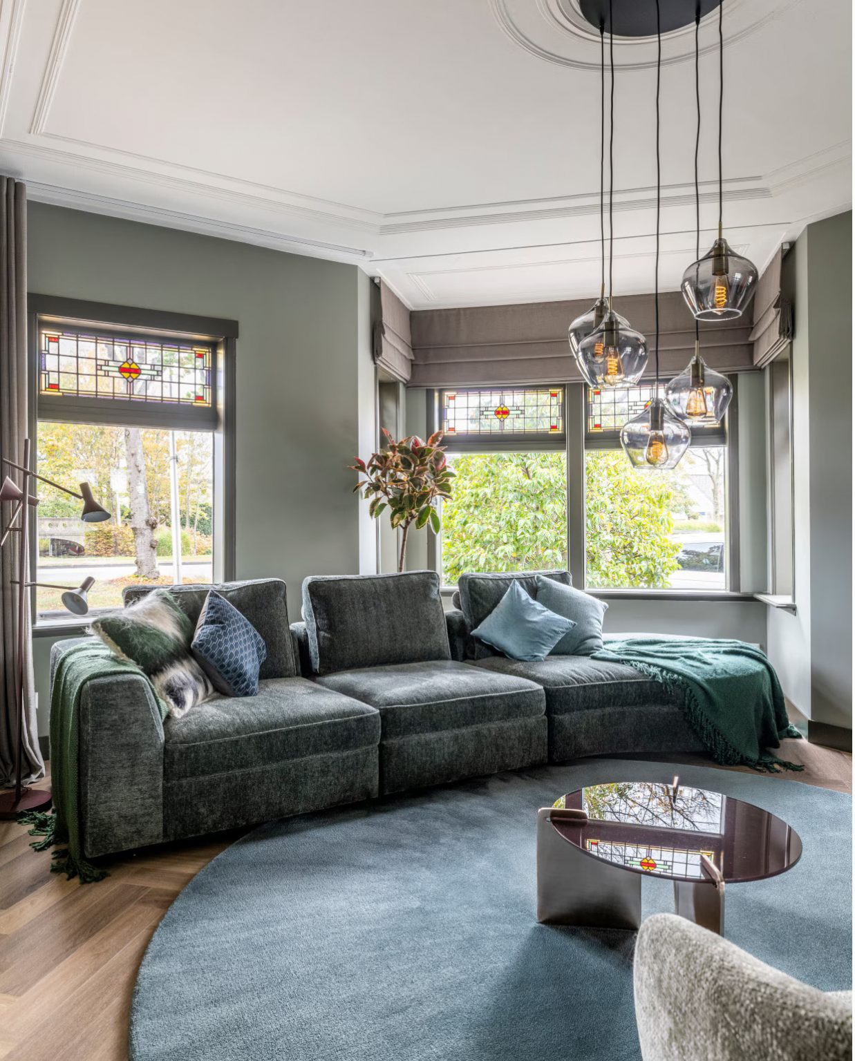 salon avec fenêtre en vitrail décoration contemporaine en tons verts