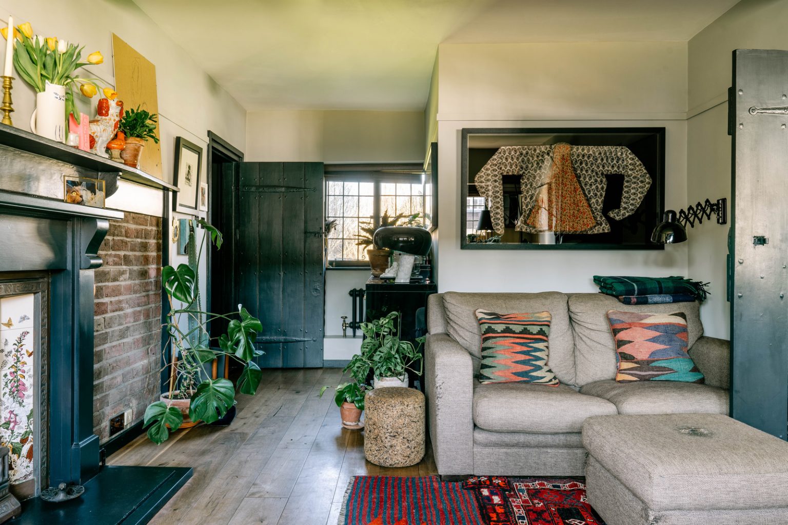 salon avec cheminée ancienne décoration vintage