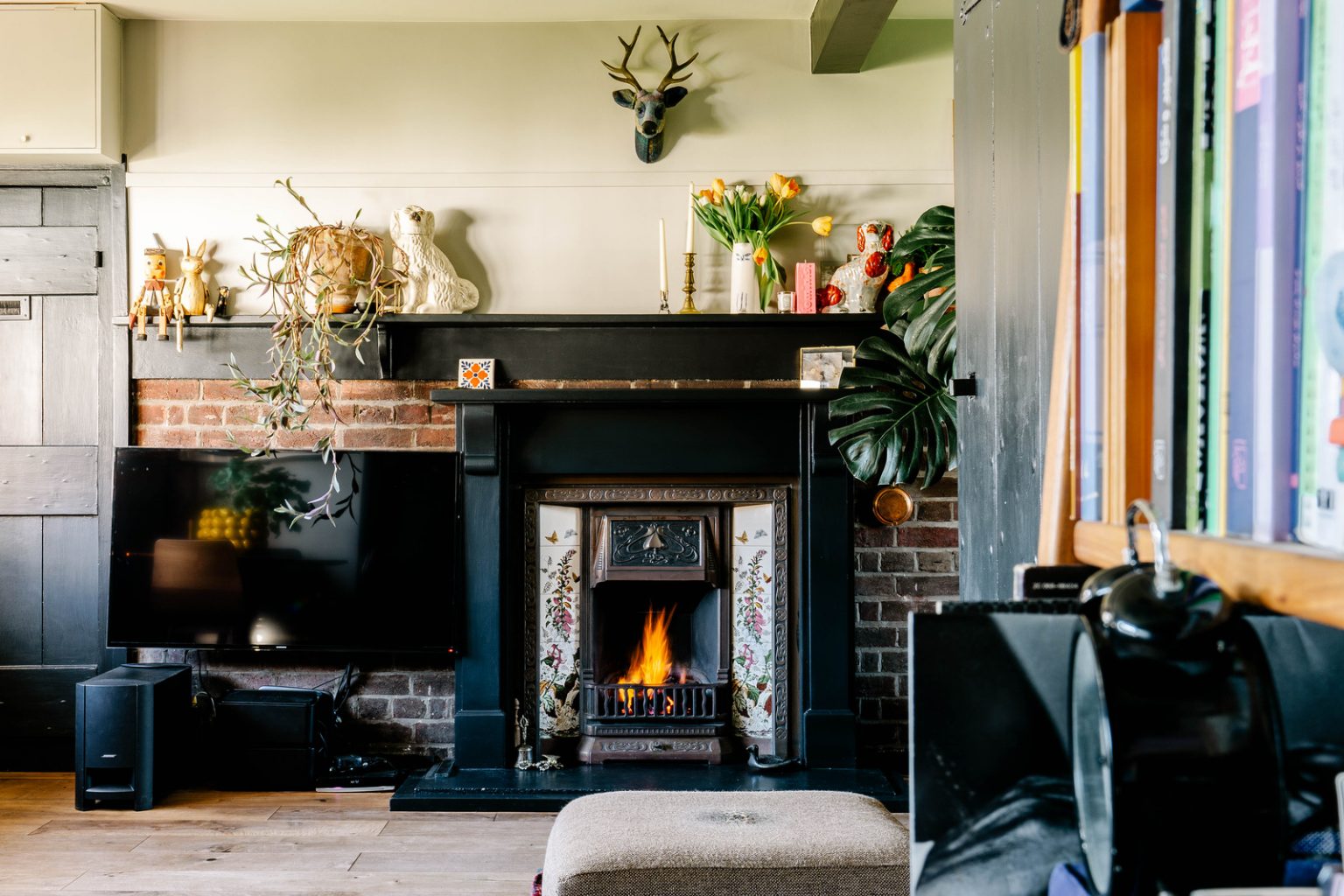 salon avec cheminée ancienne décoration vintage