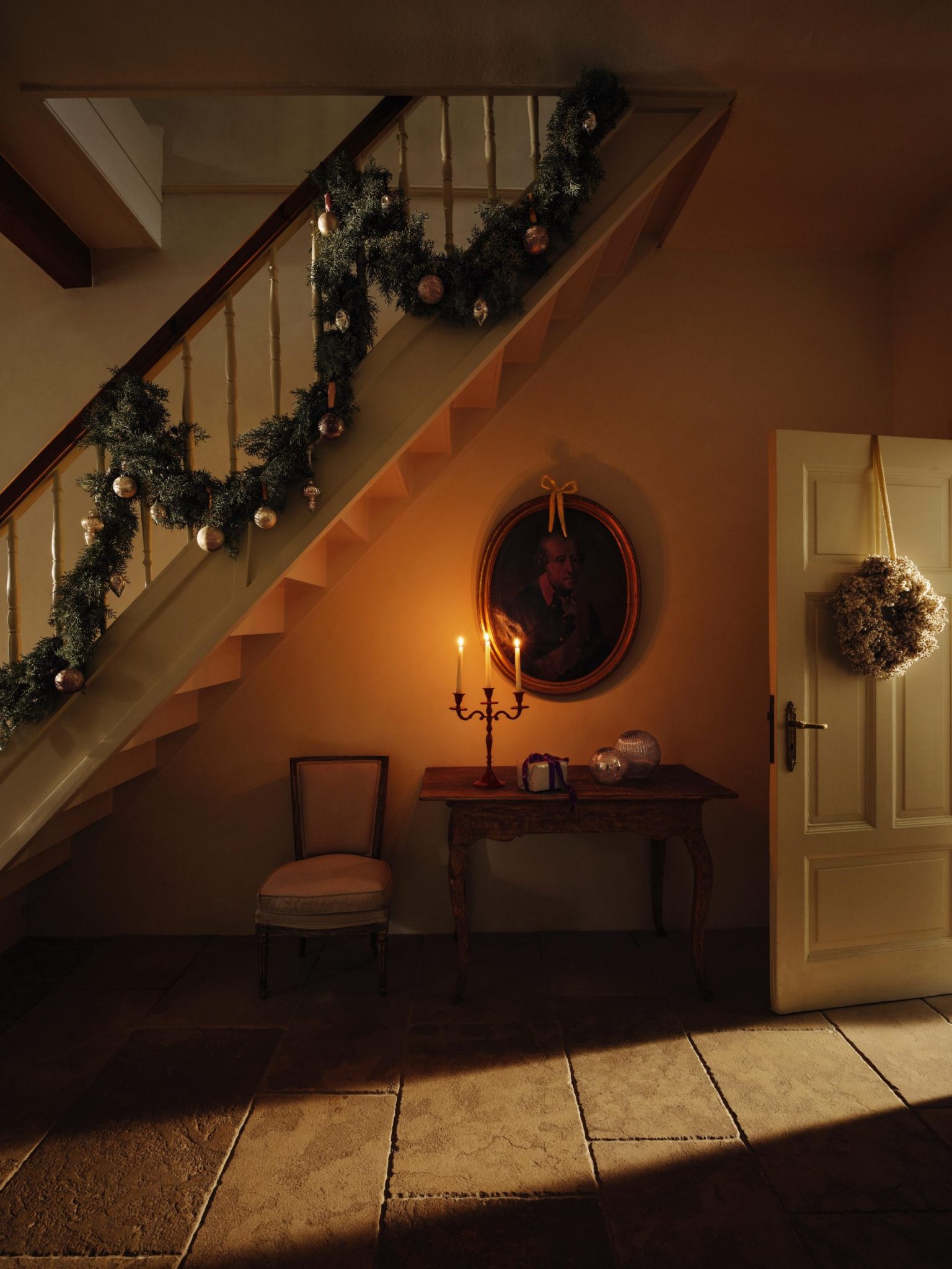 entrée avec branches de sapin sur l'escalier Noël Zara Home