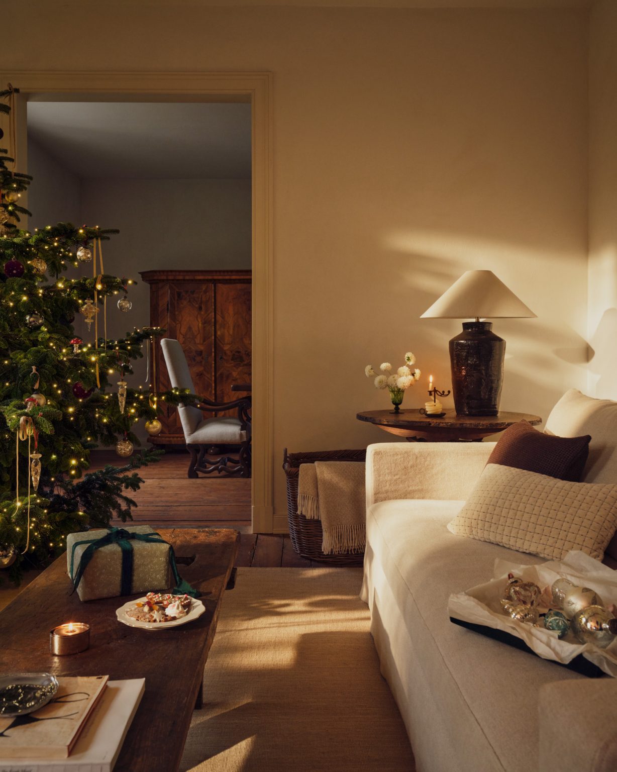 salon maison classique avec sapin Noël Zara Home