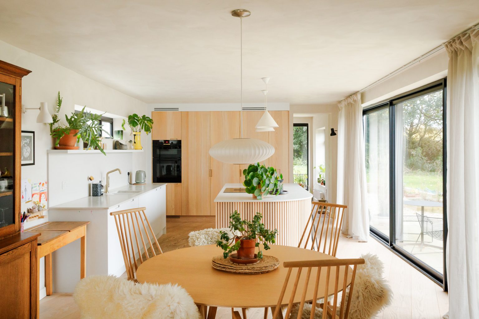 cuisine design bois clair et salle à manger