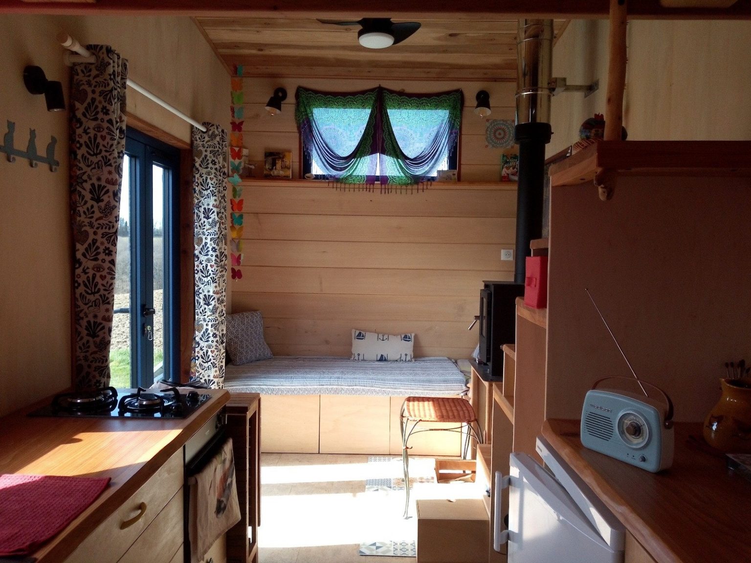cuisine et salon tiny house française 15m2 Birdy par Atelier Bois d'ici
