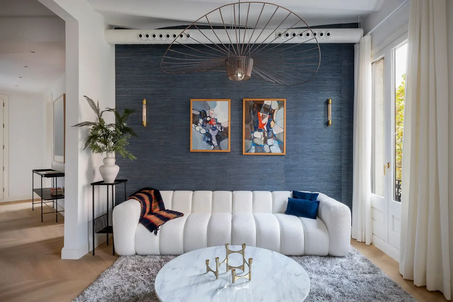 salon bleu et blanc appartement ancien rénové décoration design