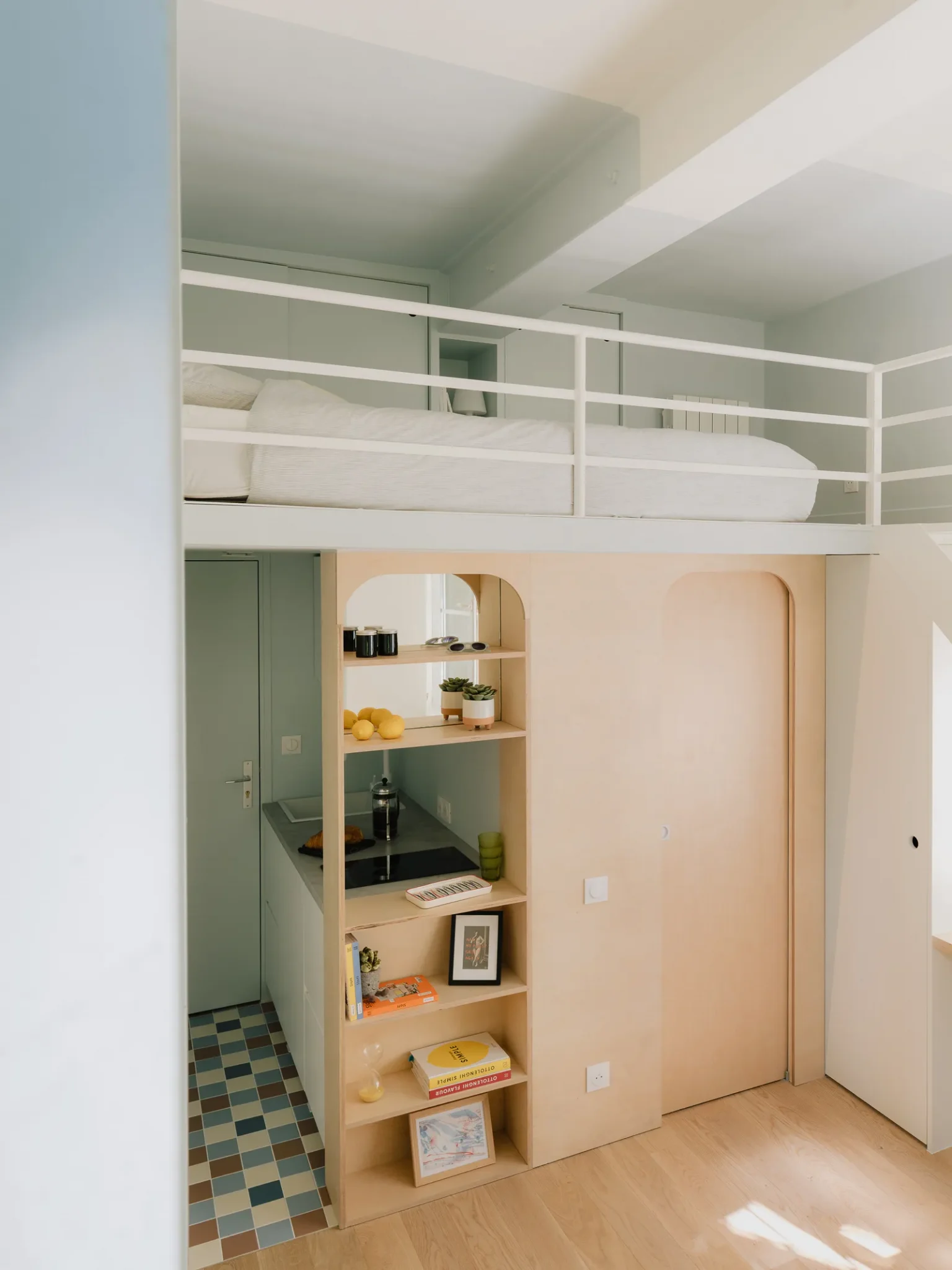 salon et chambre en mezzanine studio 14m2 Paris décoration contemporaine