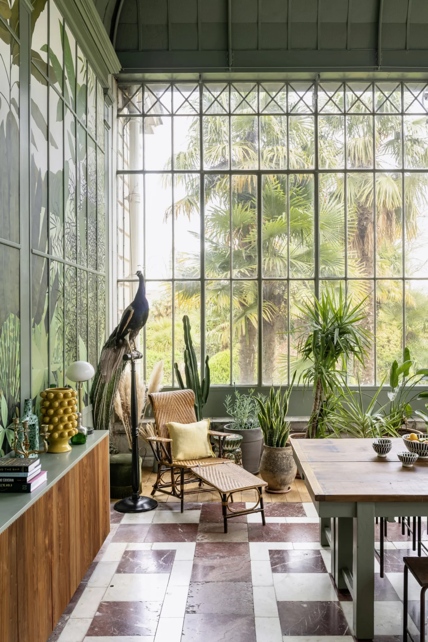 salon avec verrière ancienne décoration contemporaine et baroque