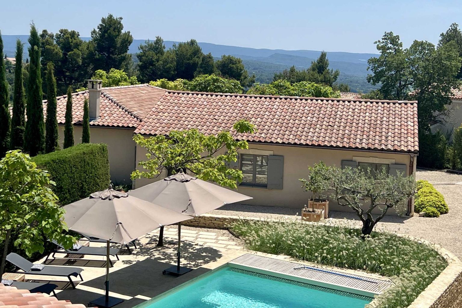 maison provençale avec piscine jardin gravillons et plantes