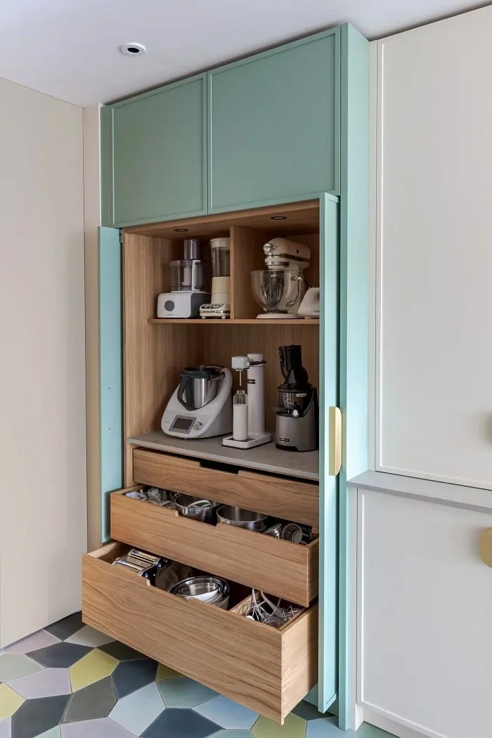 cuisine Art Déco moderne et familiale décoration colorée maison Londres Notting Hill