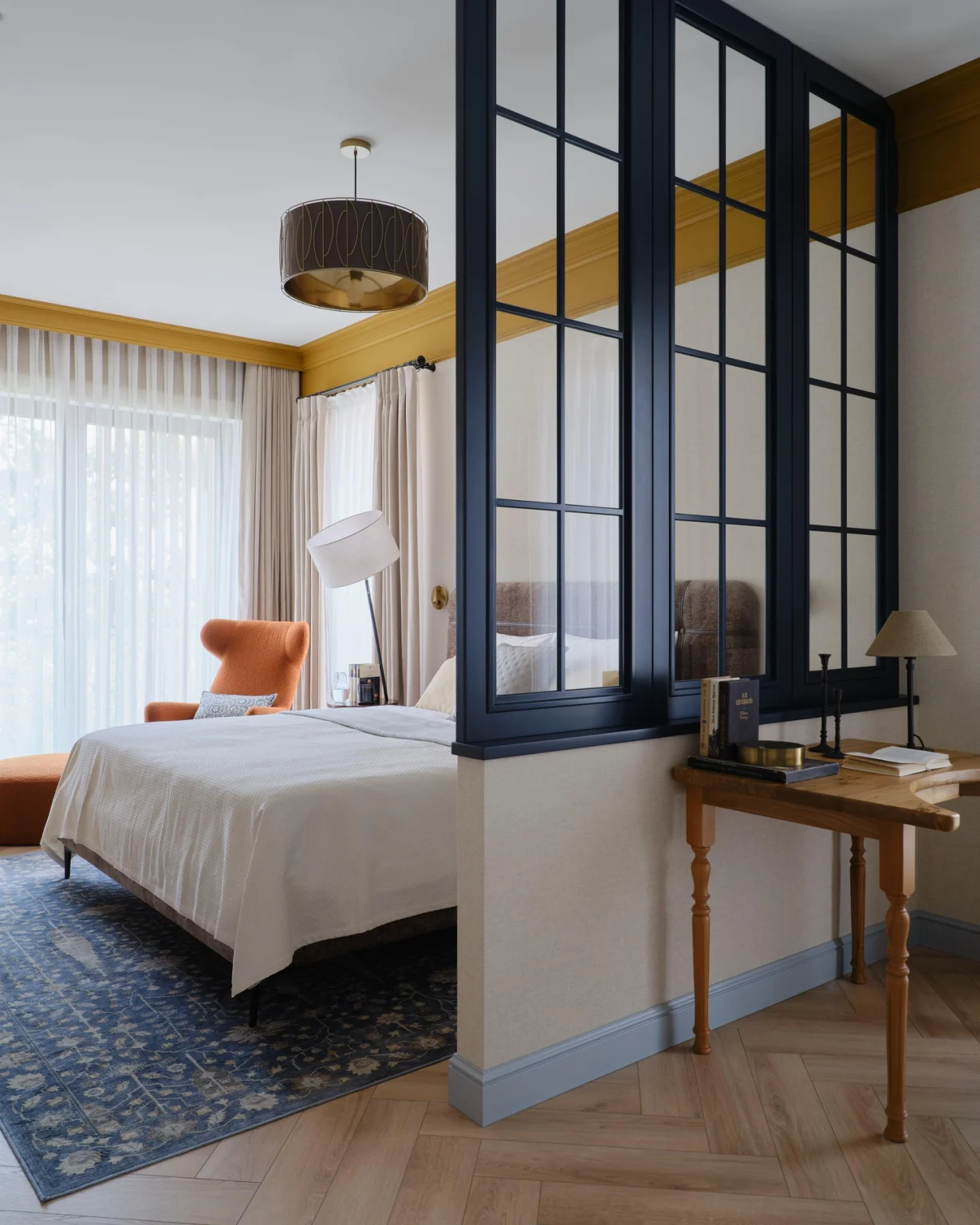 chambre avec verrière bois et espace bureau appartement 100m2 décoration vintage et contemporaine