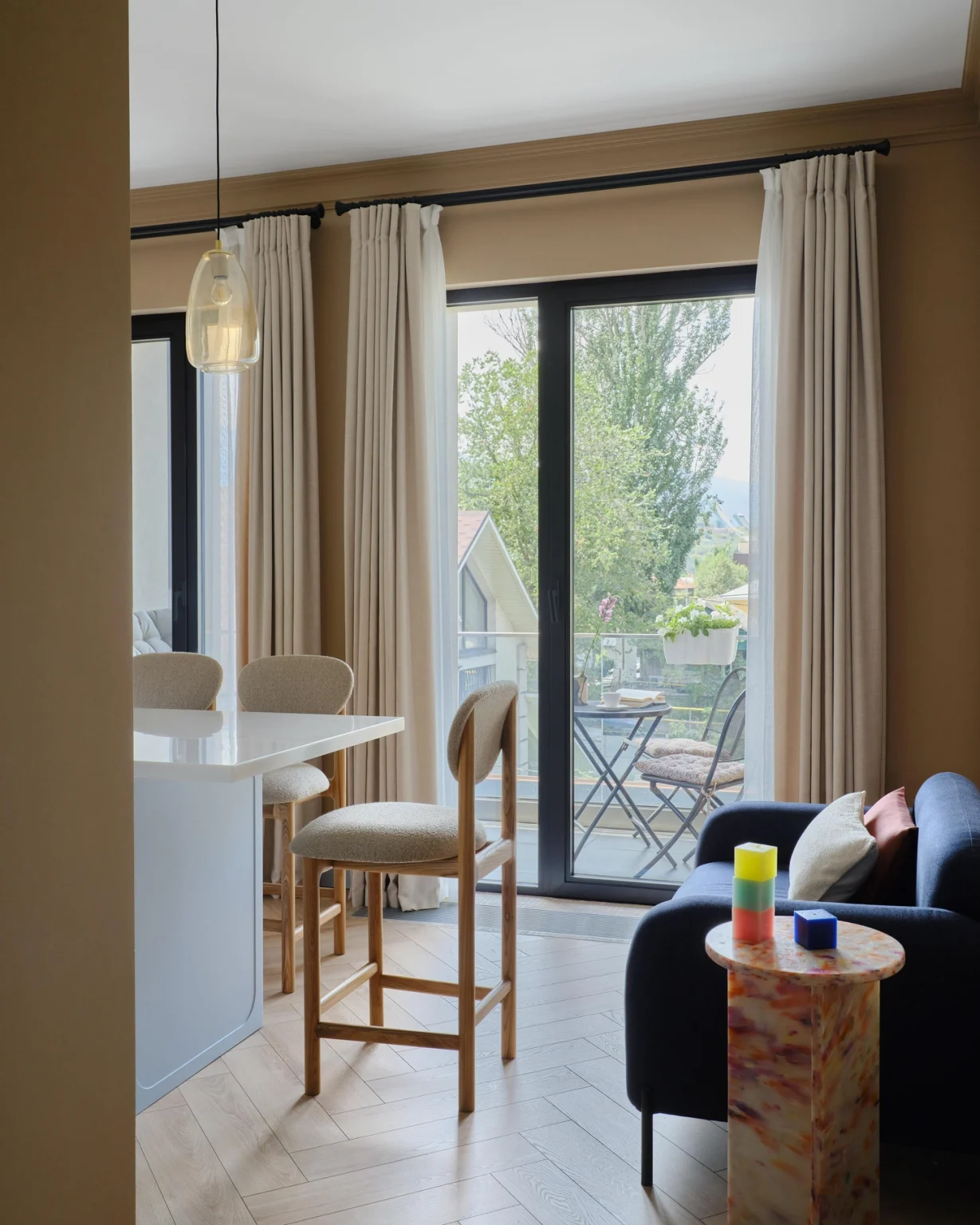 cuisine bleue appartement 100m2 décoration vintage et contemporaine