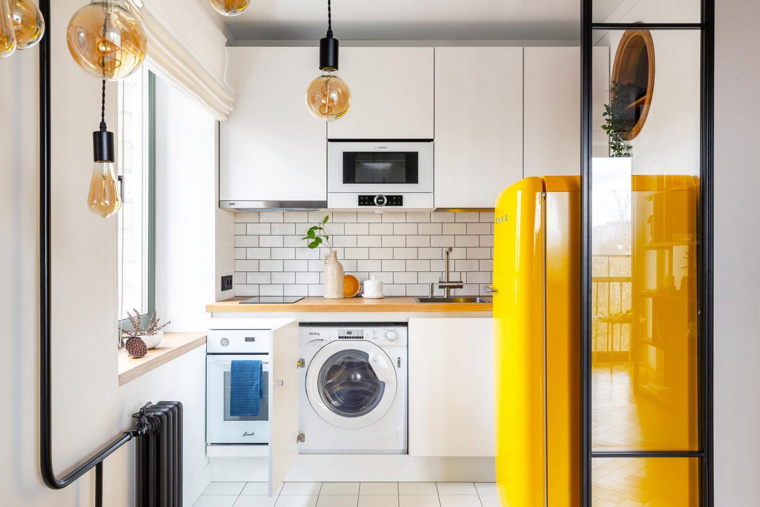 cuisine ouverte studio 33m2 avec réfrigérateur SMEG rétro jaune