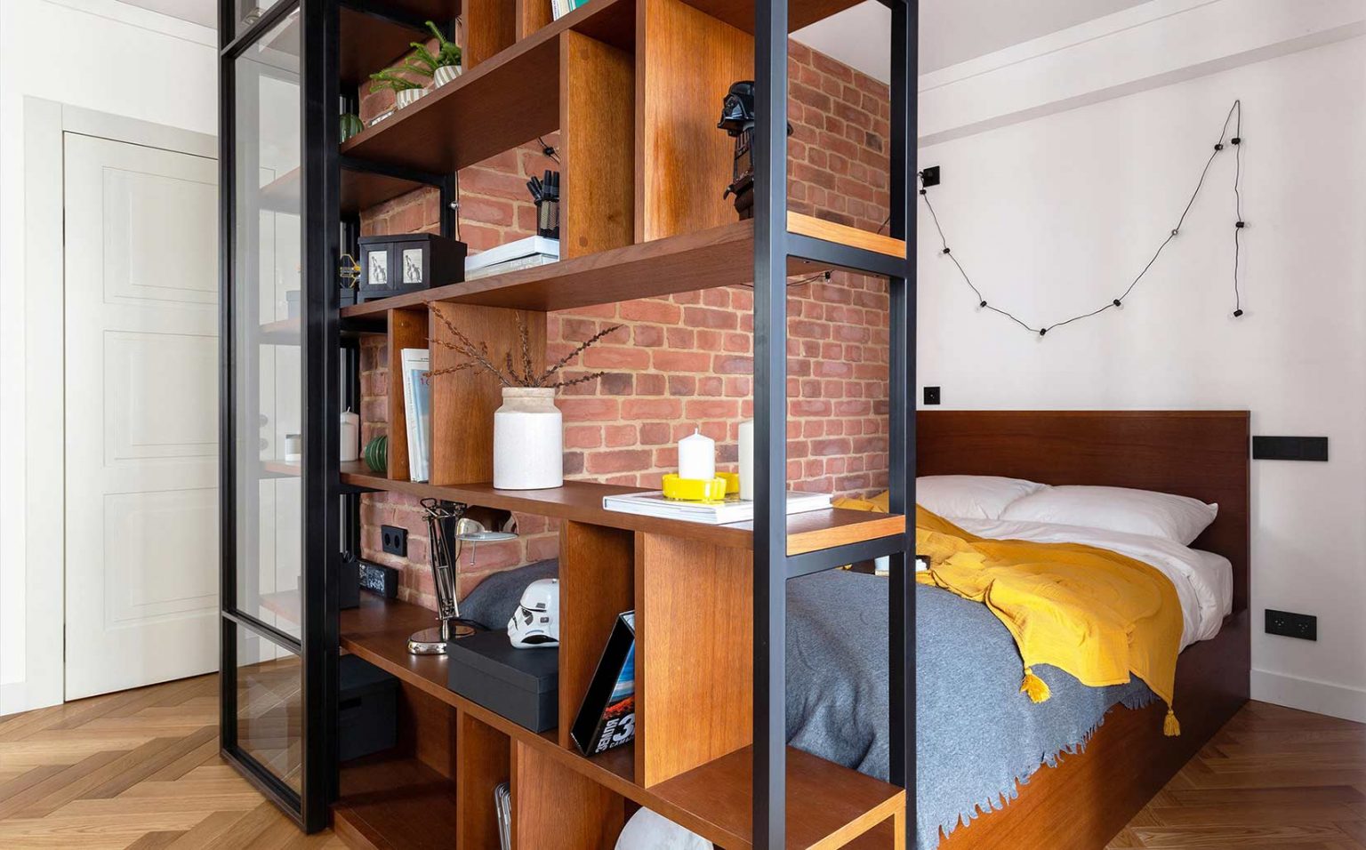 salon et zone chambre derrière bibliothèque studio 33m2 décoration scandinave