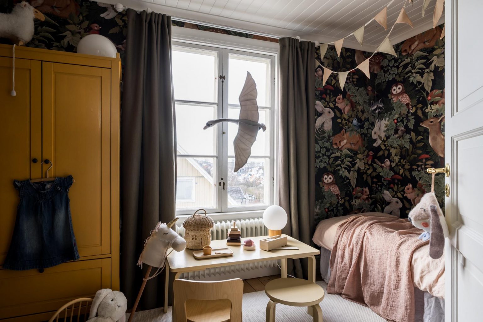 chambre enfant avec papier-peint décoration scandinave
