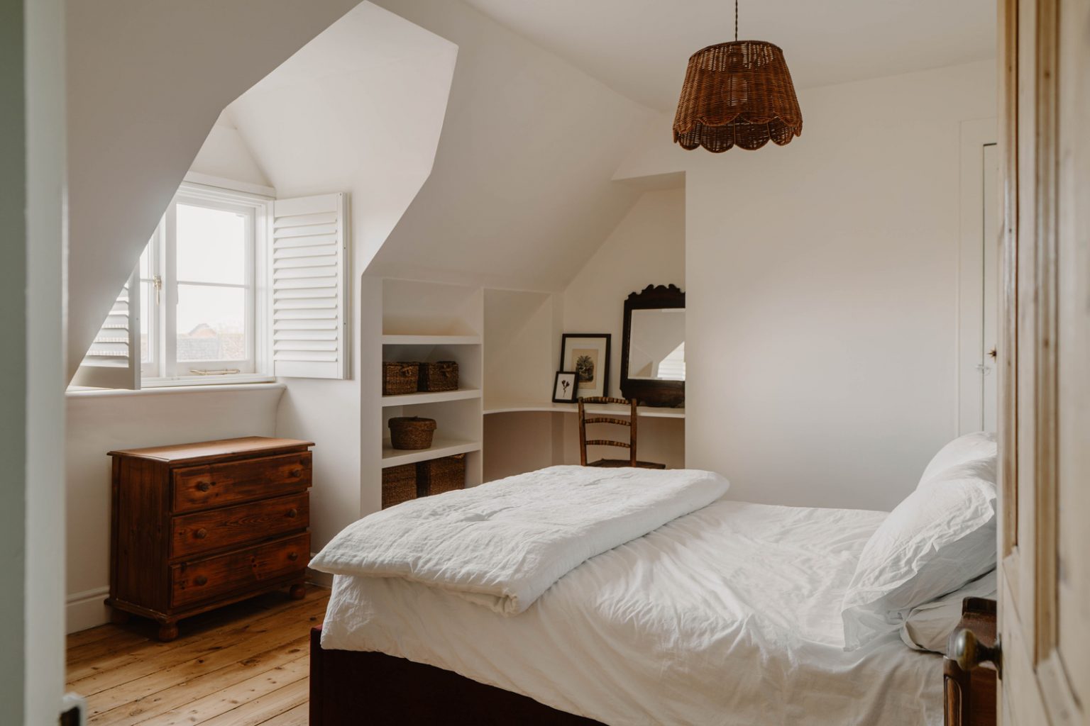 chambre mansardée décoration contemporaine maison ancienne