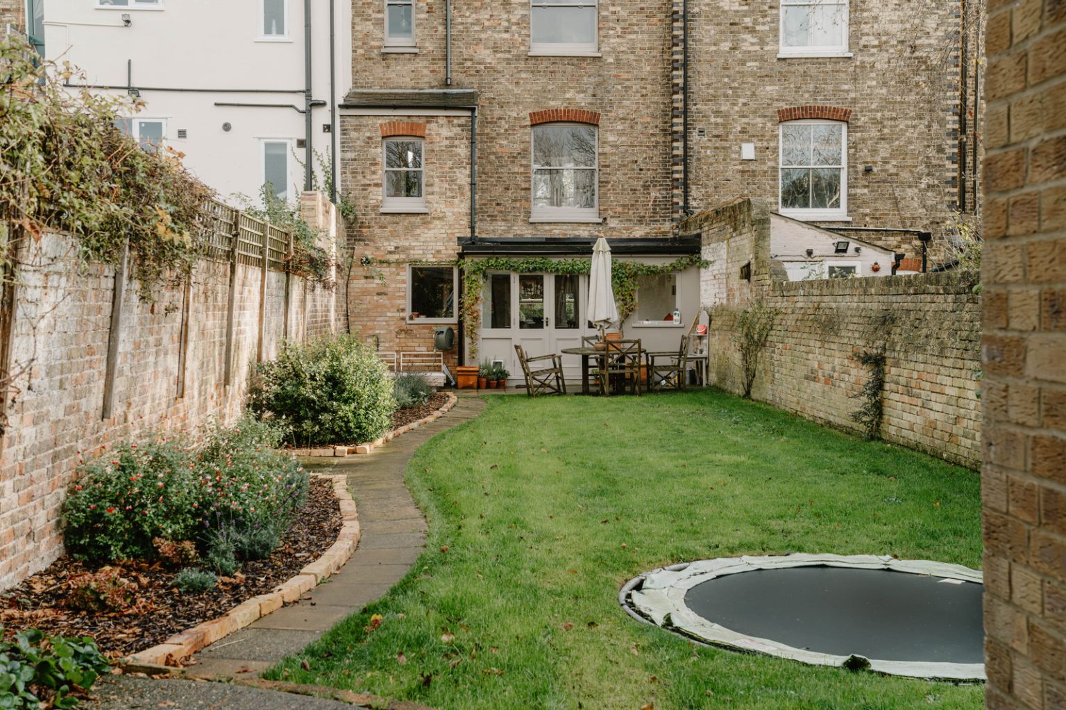 jardin maison ancienne Angleterre