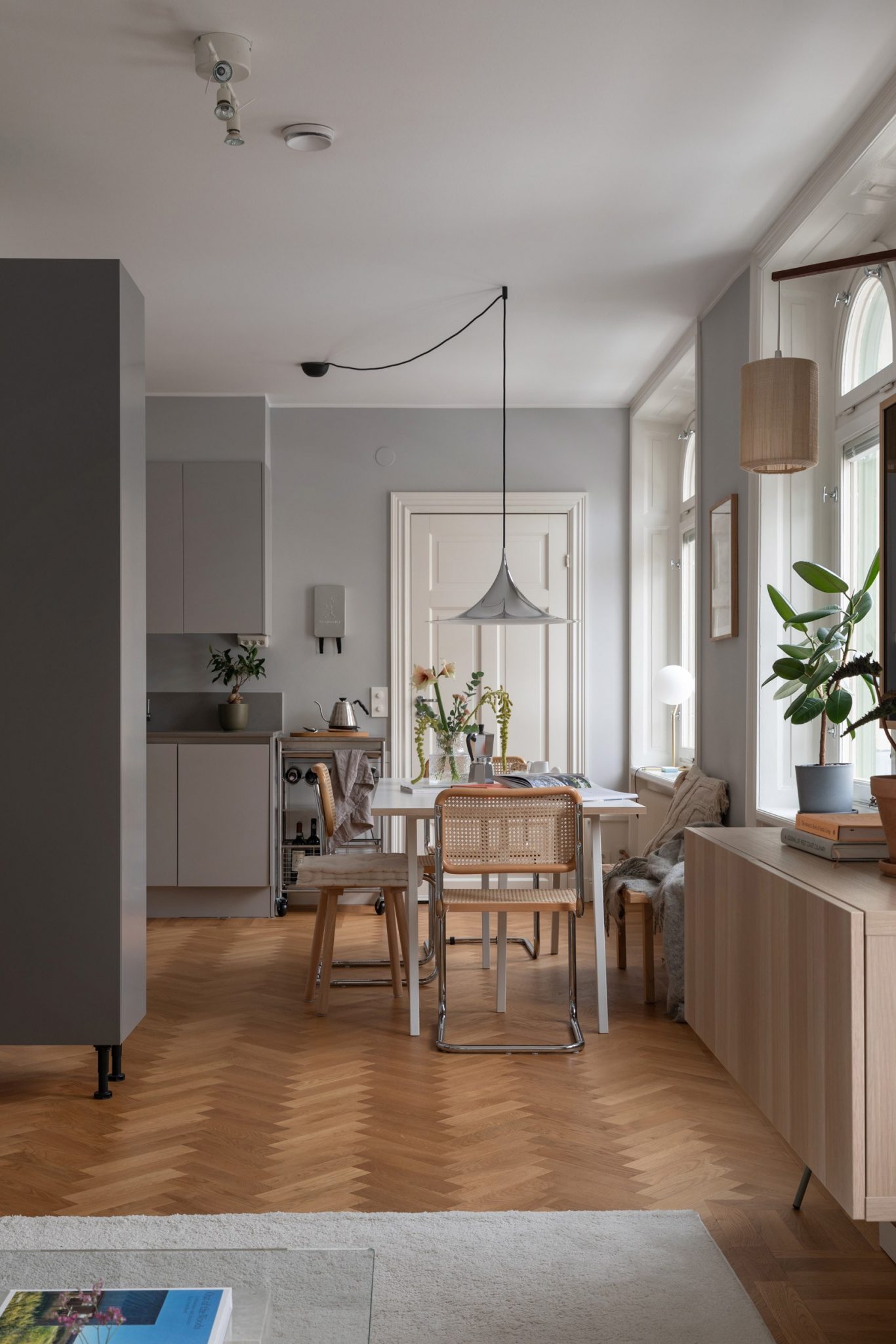 salle à manger et cuisine fenêtres cintrées studio 34m2 dans immeuble ancien décoration scandinave