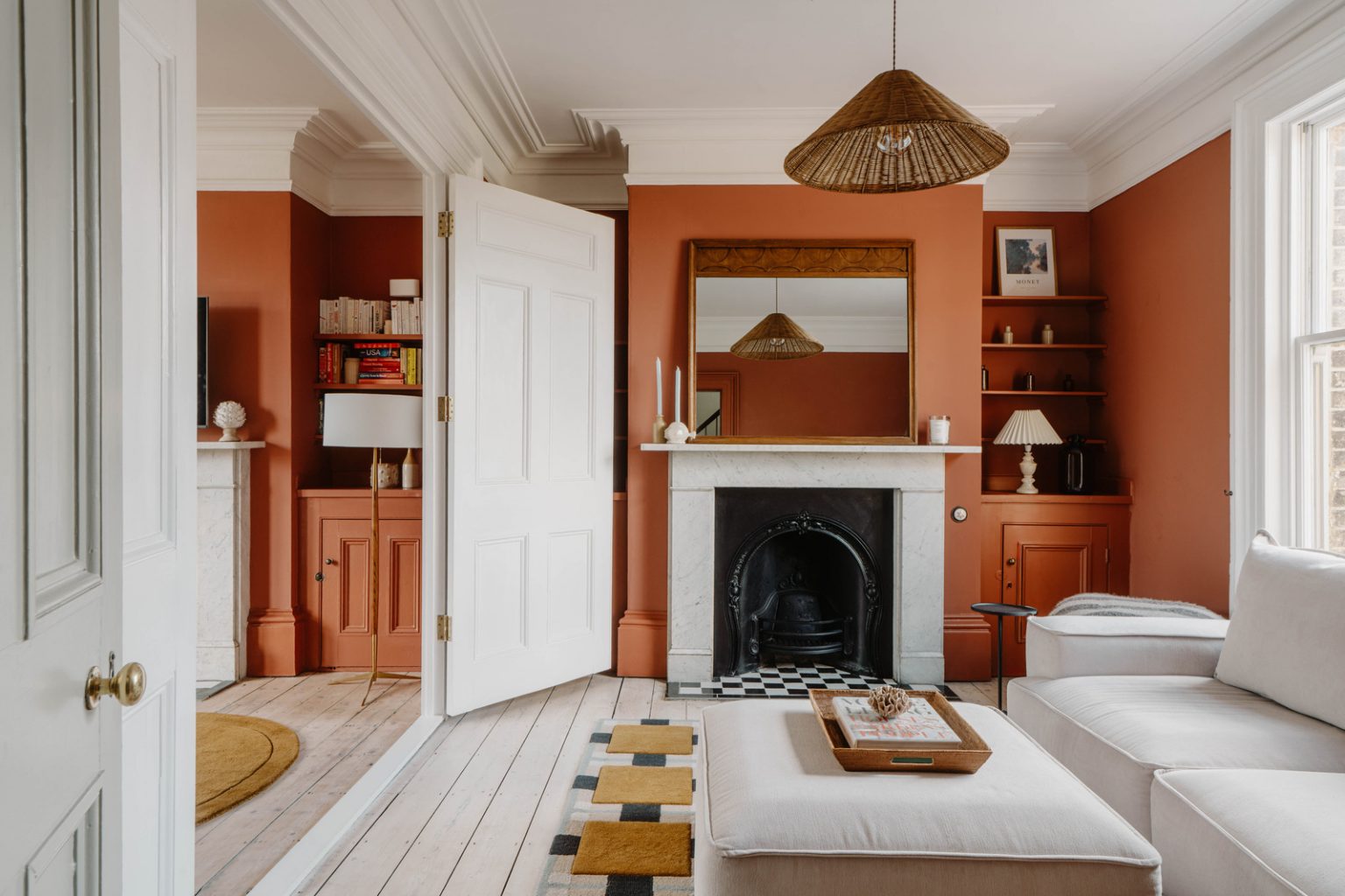 salon avec cheminée murs terracotta plafond moulures décoration contemporaine maison ancienne