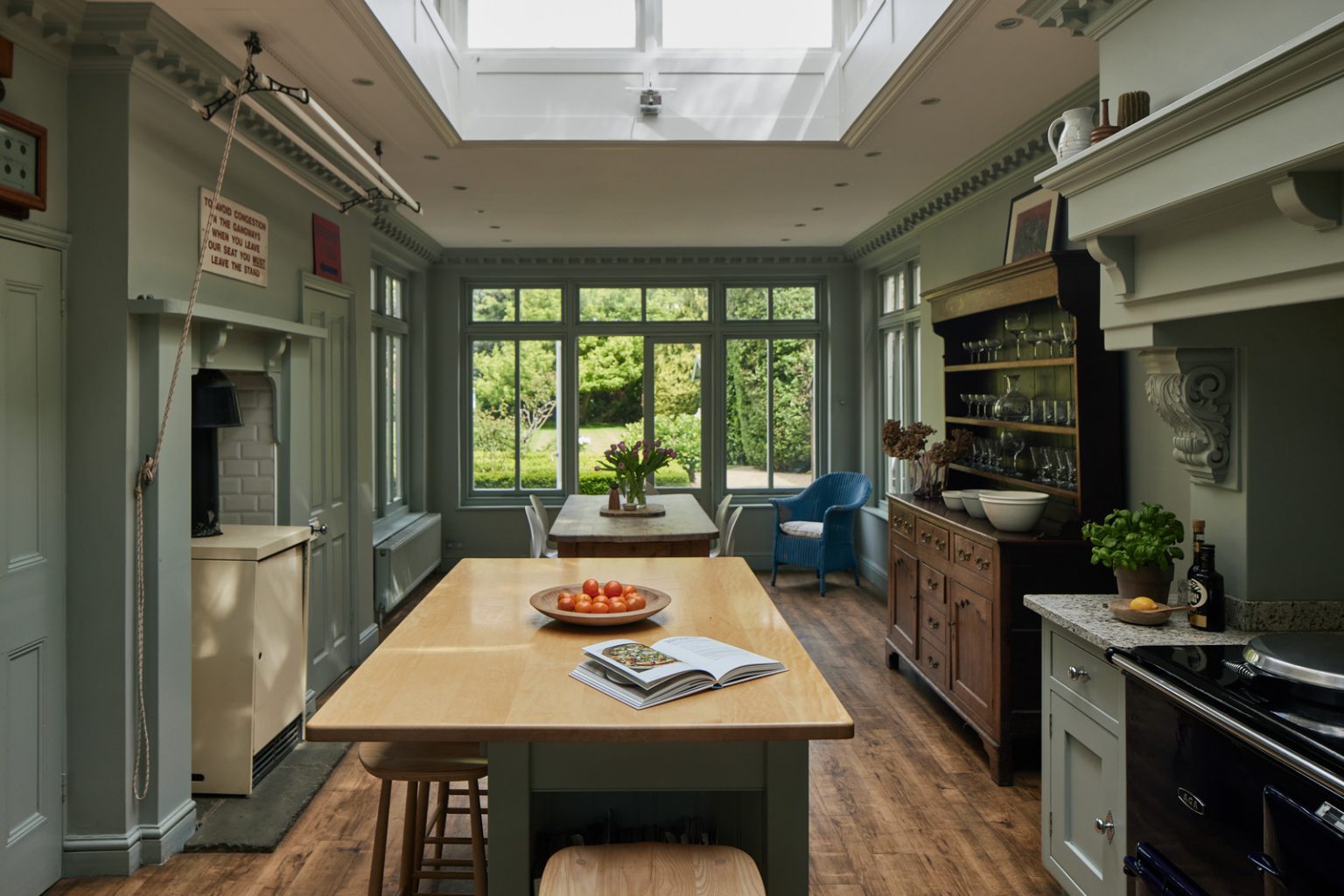 cuisine anglaise verte avec puits de lumière décoration classique chic