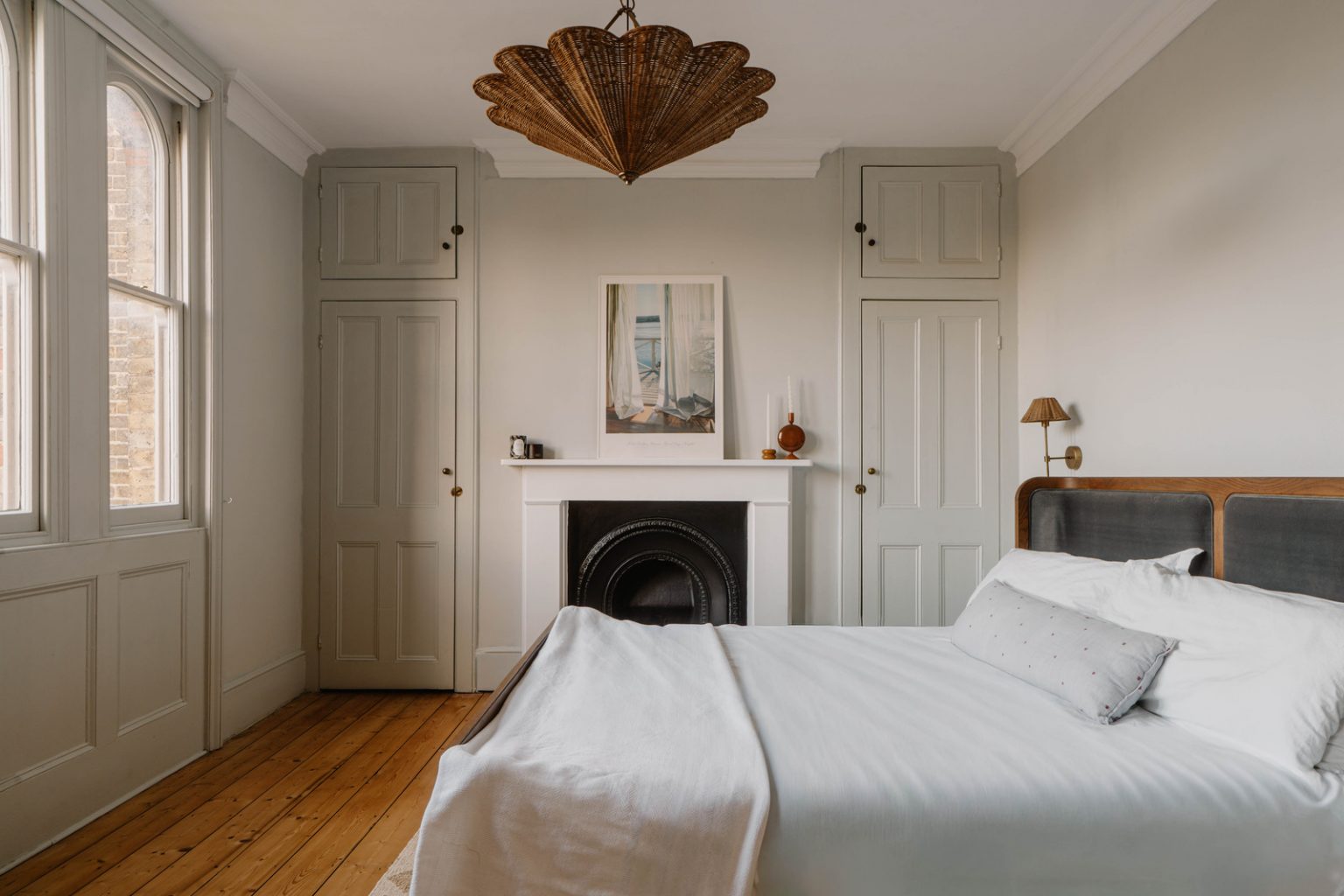 chambre avec cheminée décoration contemporaine maison ancienne