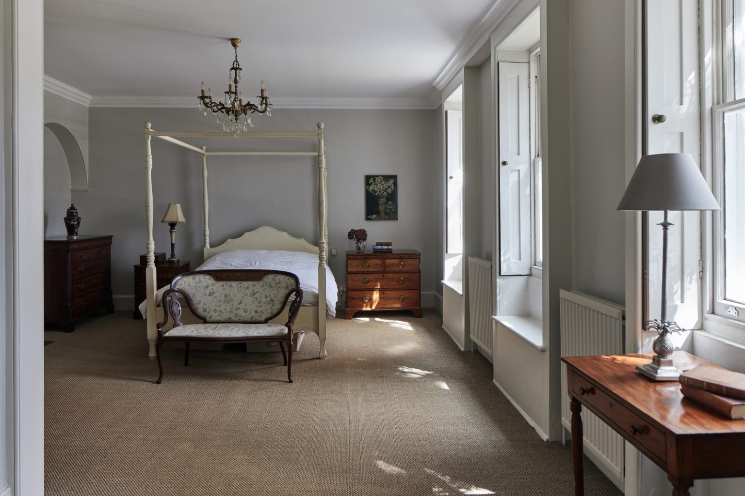 chambre avec lit à baldaquin maison anglaise décoration classique chic