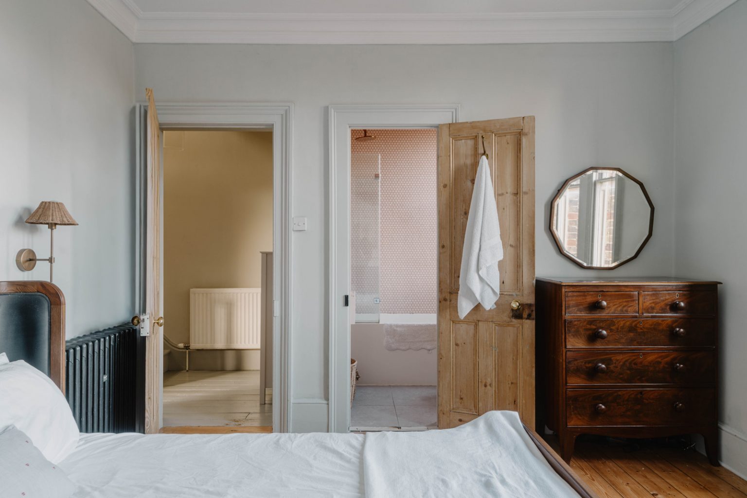 chambre avec salle de bain décoration contemporaine maison ancienne