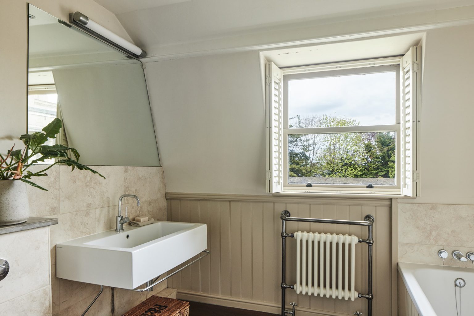 salle de bain vintage avec fenêtre