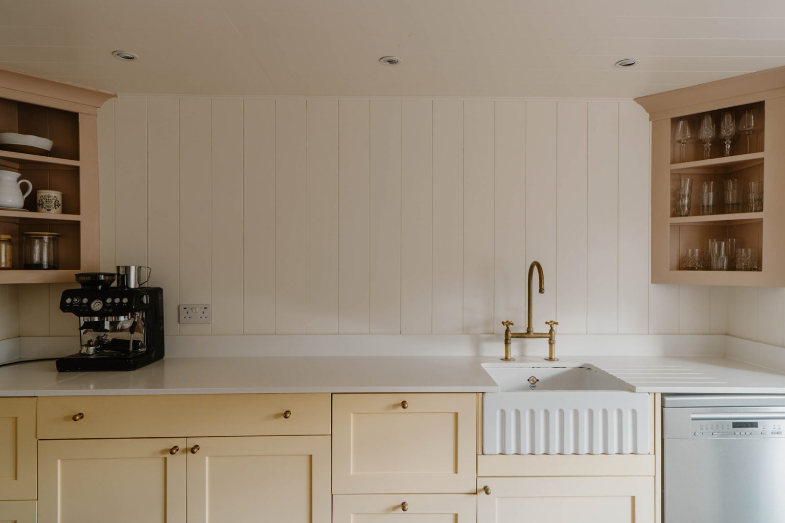 cuisine shaker blanc cassé et zelliges décoration contemporaine maison ancienne